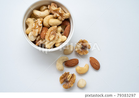 混合堅果的形象 79383297