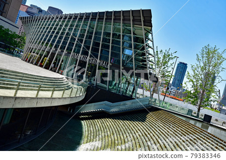 水流經 Grand Front Osaka Umekita Plaza 的樓梯 79383346