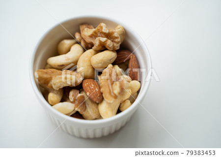 Image of mixed nuts 79383453