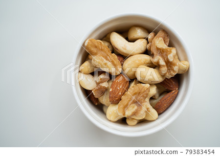 Image of mixed nuts 79383454