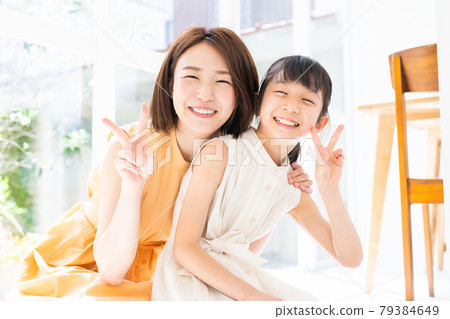 Smile parent and child 79384649