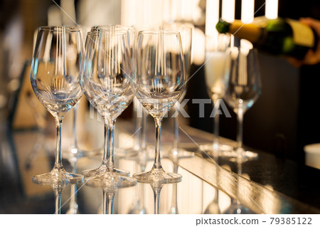 酒杯吧台 79385122