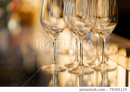 酒杯吧台 79385124