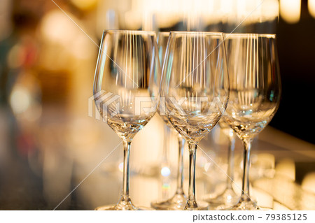 酒杯吧台 79385125