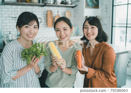 Kitchen, vegetables and housewives Kitchen, vegetables and housewives 79386063