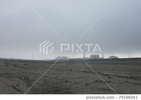 有霧的海灘 79386081