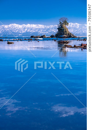 《富山縣》 冬季多雨的海岸,富山最美的地方 《富山縣》 冬季多雨的海岸,富山最美的地方 79386347