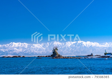 《富山縣》 冬季多雨的海岸，富山最美的地方 79386365