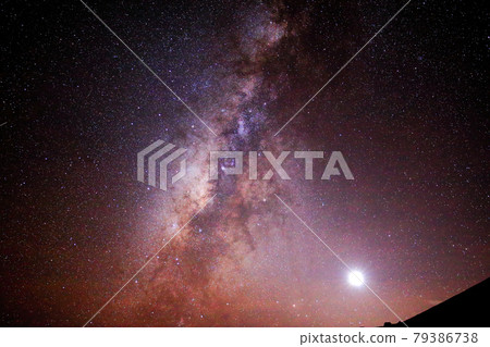 夏威夷 夏威夷島 Mauna Kea 銀河和壯觀的月球景色 79386738