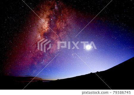 夏威夷 夏威夷島 Mauna Kea 銀河和壯觀的月球景色 79386745
