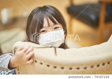 兒童面具在室內玩耍 兒童面具在室內玩耍 79387284