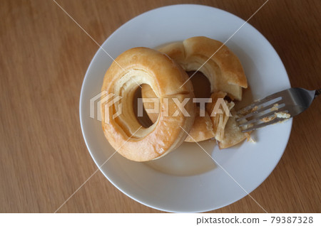 Ring biscuits with honey maple syrup 79387328