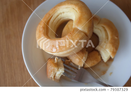 Ring biscuits with honey maple syrup 79387329