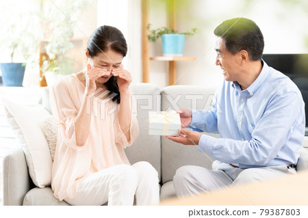 接受禮物的中年婦女 79387803