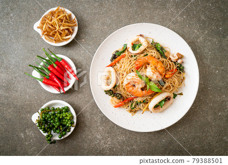 stir-fried Chinese noodle with basil, chilli, shrimps and squid 79388501