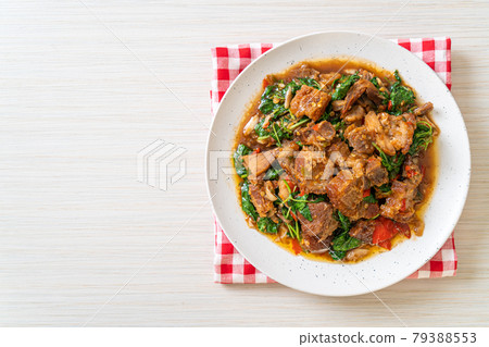 stir-fried crispy pork belly and basil 79388553