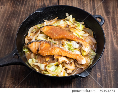 在一張木桌上的烤三文魚 79393273