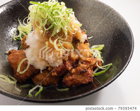 Grated ponzu fried chicken in a black bowl 79393474