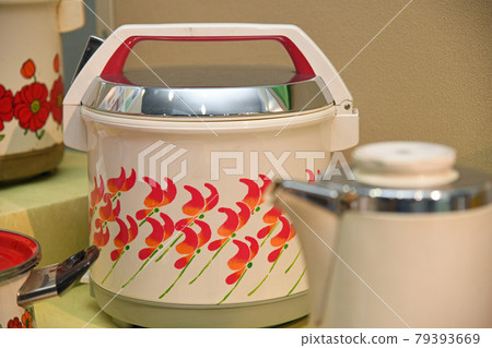 Showa retro rice cooker 79393669