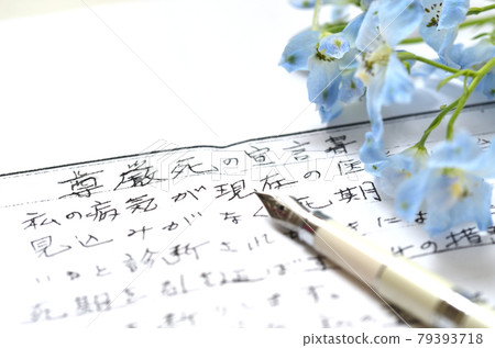 Focusing on the letters written as the Declaration of Dignified Death, including fountain pens and flowers Focusing on the letters written as the Declaration of Dignified Death, including fountain pens and flowers 79393718