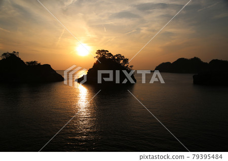 Sunset on the Otago coast 79395484