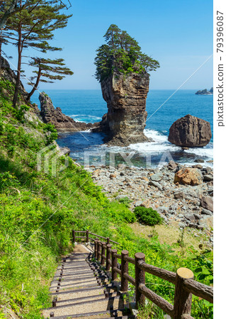 [Miyako City, Iwate Prefecture] Sannoiwa Rocks, a strange rock consisting of onnaiwa rocks and drum rocks, centered on a man rock with a height of 50 m, is a work of art created by wind and waves. 79396087