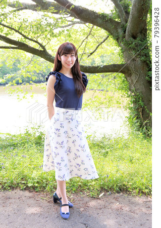 A full-body portrait of a woman with a refreshing expression A full-body portrait of a woman with a refreshing expression 79396428