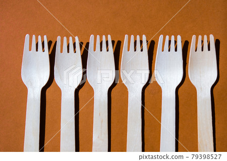 Eco friendly fast food containers. Wooden forks. Eco friendly disposable tableware. Used in fast food, restaurants, takeaways, picnics. 79398527