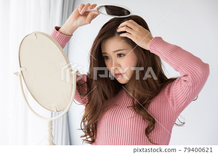 女人看著鏡子的頭皮 79400621