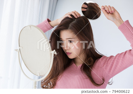 一個女人在鏡子裡看著皇冠 一個女人在鏡子裡看著皇冠 79400622