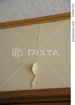 Wallpaper cracked by the earthquake Wallpaper cracked by the earthquake 79400762