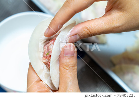 包餃子的照片。手工餃子的照片。 79403223