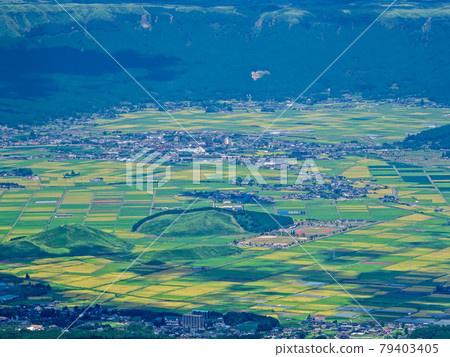 從阿蘇山眺望阿蘇市 79403405
