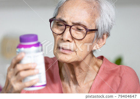 Senior people with very small fonts on product,difficult to read,unable to see,especially for the elderly,communication of information with small letter size on the side of product,Consumer problems Senior people with very small fonts on product,difficult to read,unable to see,especially for the elderly,communication of information with small letter size on the side of product,Consumer problems 79404647