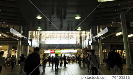 從東京品川站趕回家的人們 從東京品川站趕回家的人們 79405216