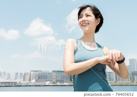 Women who exercise 79405652