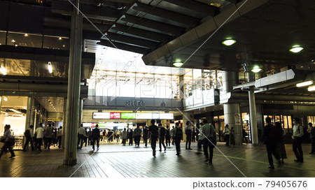 People rushing home from Shinagawa Station, Tokyo 79405676