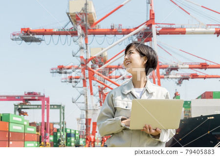 Business woman who manages imports and exports 79405883