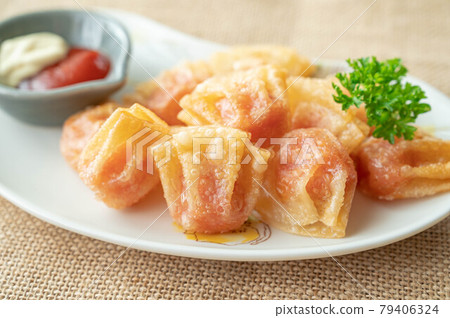 Fried shrimp dumplings Fried shrimp dumplings 79406324