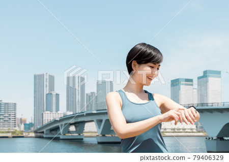 Women who exercise Women who exercise 79406329