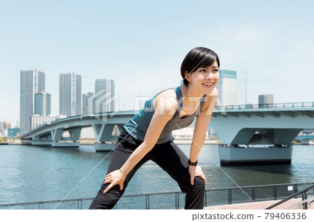 女人伸展 79406336