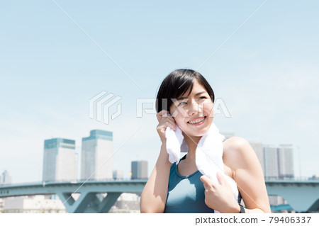 運動的女性 79406337