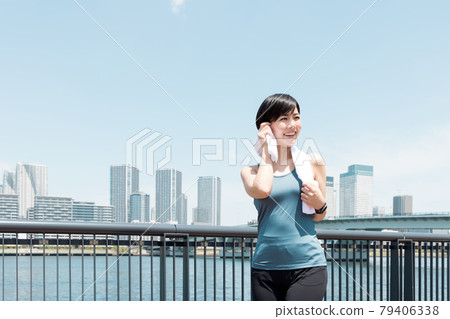 運動的女性 79406338