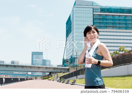 Women who exercise Women who exercise 79406339