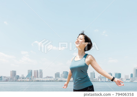 Women exercising in the city 79406358