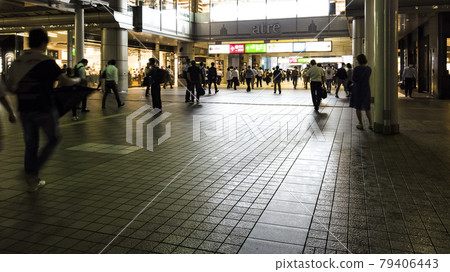 People rushing home from Shinagawa Station, Tokyo 79406443