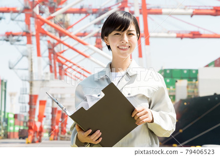 Business woman who manages imports and exports 79406523