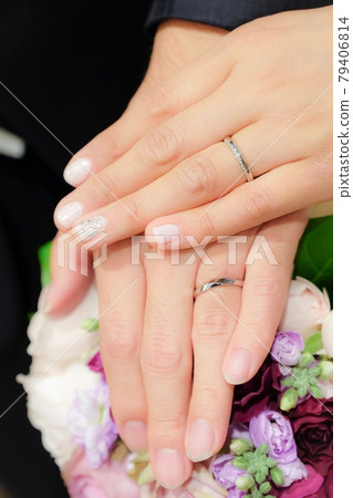 Newlyweds left hand 79406814