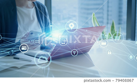 網絡圖片 一位在辦公室使用個人電腦的女性 網絡圖片 一位在辦公室使用個人電腦的女性 79408867