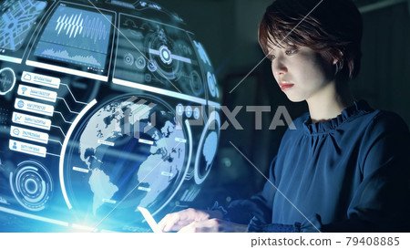 看全息圖 HUD GUI 的女人 79408885